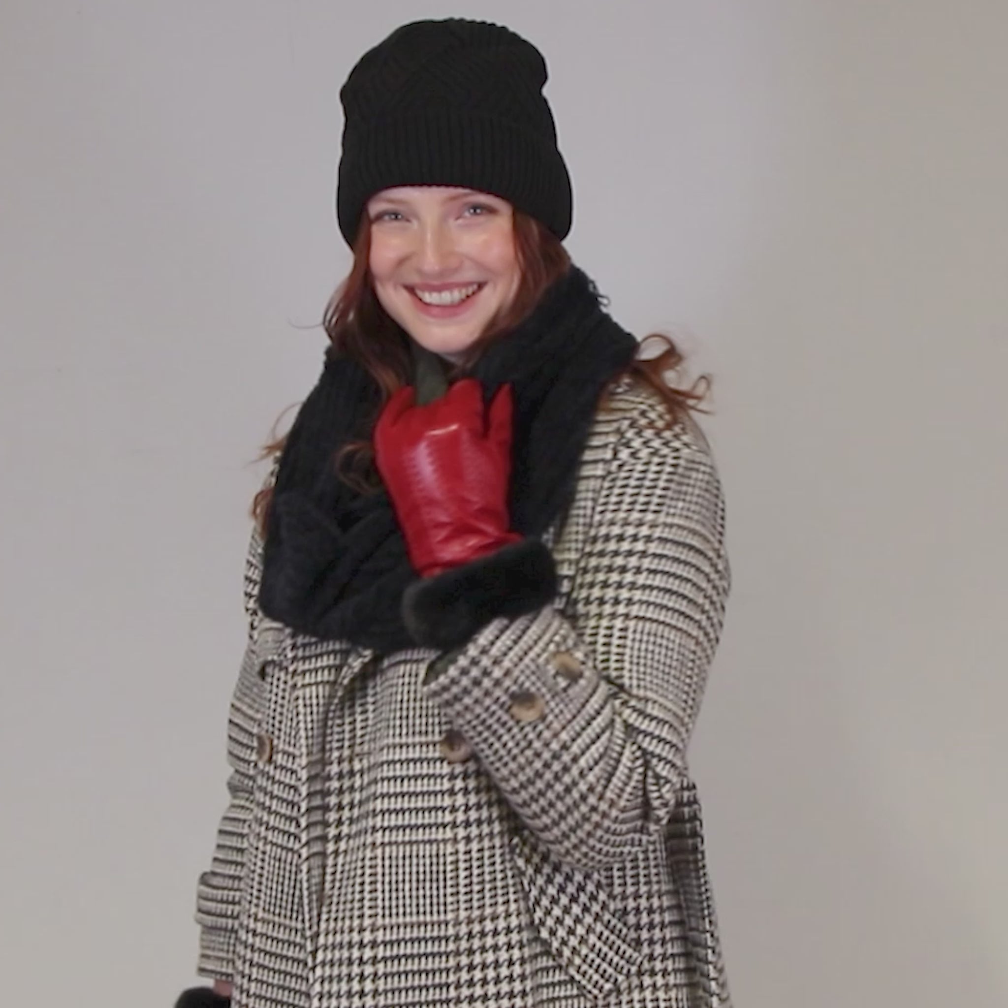 Women's Feather Yarn Knitted Snood | Dents